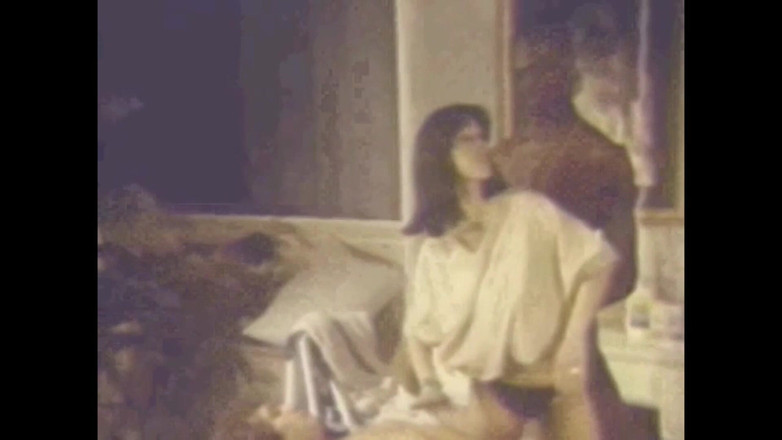 Vintage megastore: 쓰리섬 - 발정난 갈색 머리의 큰 흑인 자지와 작은 백인 자지