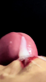 Final em câmera lenta. Close-up de um orifício de ordenha recebendo uma grande carga.