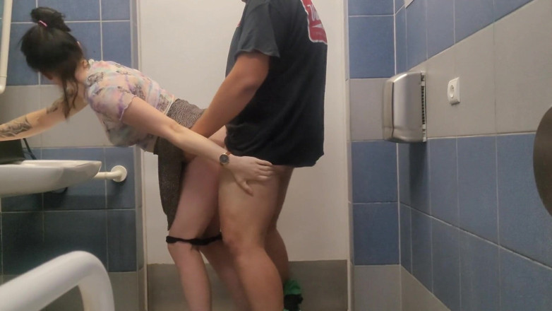 LuTosT: Lavoro veloce in bagno pubblico al supermercato, abbiamo dovuto stare...