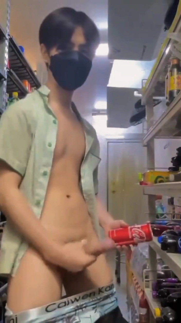 Louswee: Godaan Tengah Malam Di Mini Market