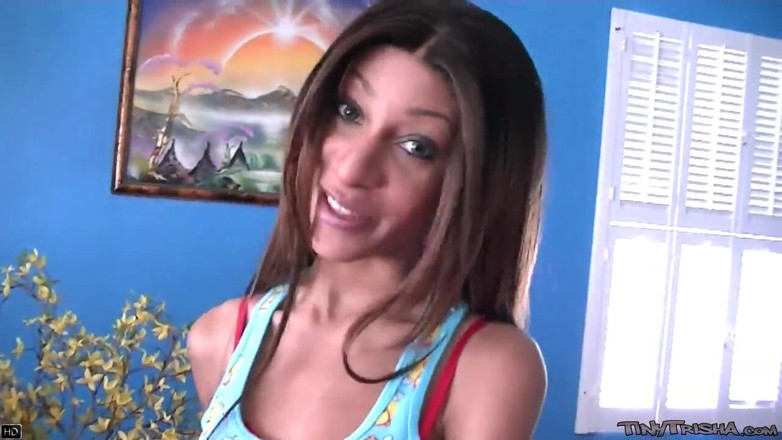 Tiny Trisha: 角質の小さなトリシャは彼女の小さなおっぱいを披露するのが大好き