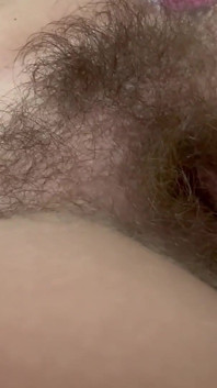 그녀의 보지가 너무 털이 무성한 것은 비현실적인 것 같습니다.