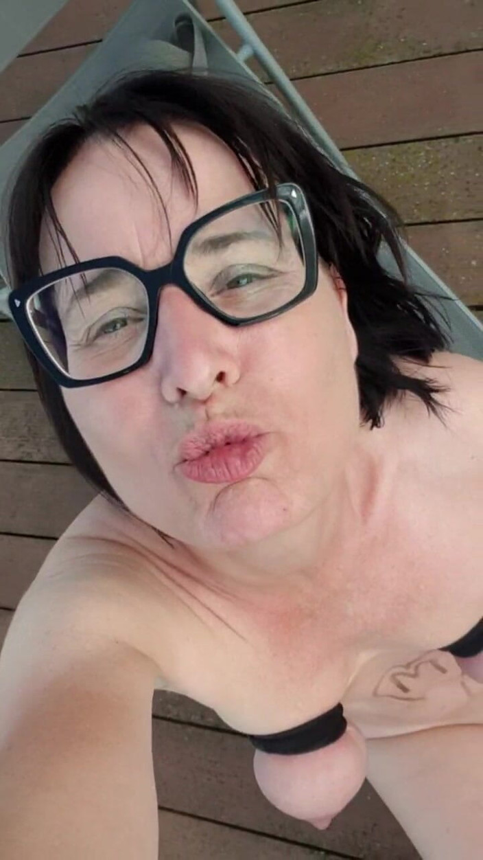 JulieEroticDress: Julie Coule Du Vagin