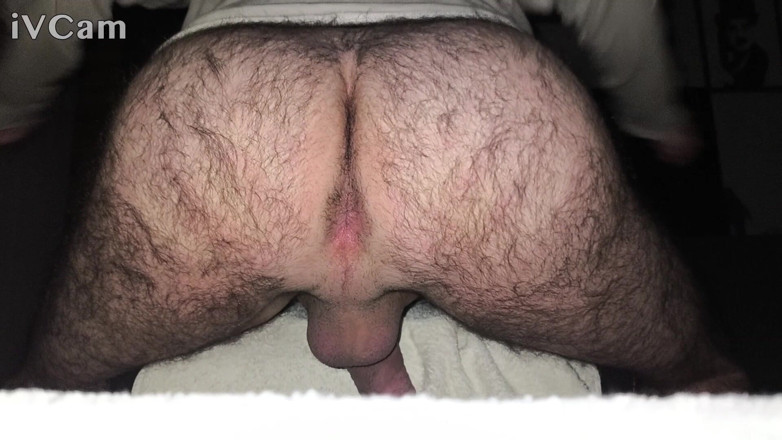 Cummyboy90: 毛深くてきついお尻が、もう抱かれる準備ができている。