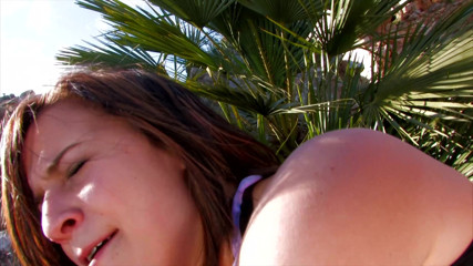 Hot Girlz: Великолепная юная девушка обожает трах в рот и анал на улице