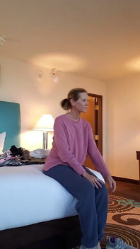 Milf camgirl Jess Ryan kont schuddend en striptease