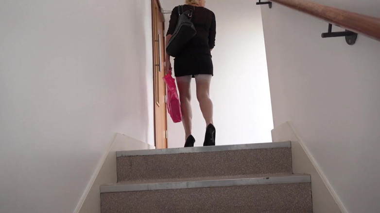 Dirty Doctors Clips - Solo Mature Playtime: Matură obraznică care se joacă pe scări