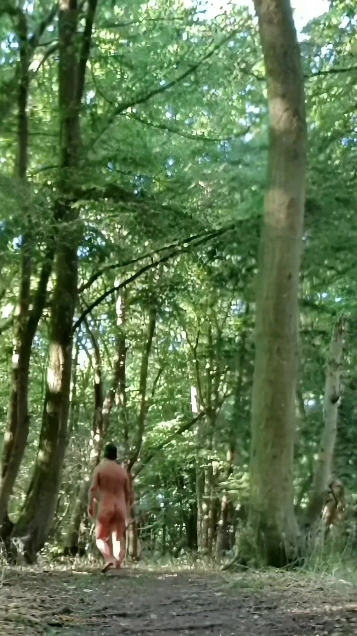 MaleModel: Berjalan Bogel Sepenuhnya Di Hutan