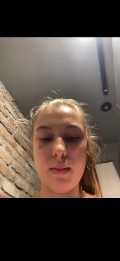 JuiceLussie: Ejaculare anală publică. Anal cu pumnul. Fetiș cu picioarele