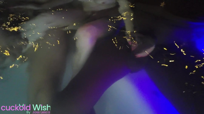 Joss for Cuckold wish: Paola and Fuckfriends in Jacuzzi. 304