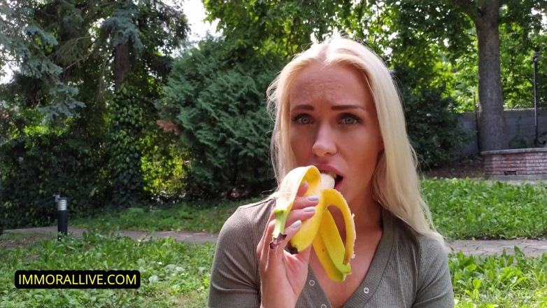 Immoral Family: Rubia perra toma virginidad de hermanastro - ¡Caliente hermanastra llega a casa...