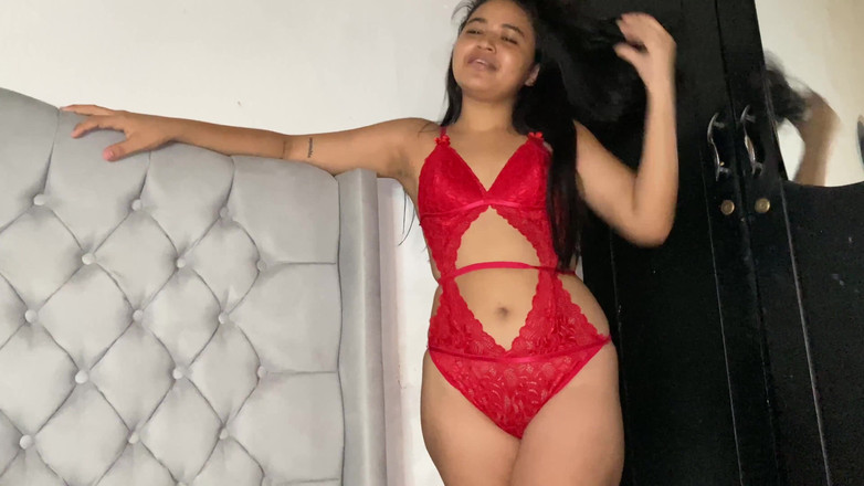 Yohamedi: Erkek arkadaşımı görmeye gitmeden önce üvey kız kardeşimin götünü gösteriyorum