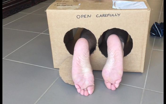 Manly foot: Surprise Delivery Series - meias de cama listradas grandes pés machos...
