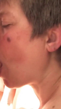 Orgie sexuelle amateur - 3 femmes et 2 hommes s'amusent ensemble - partie 2