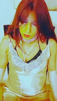 Sexy travesti : Habillé de paillettes, regardant du porno et me touchant
