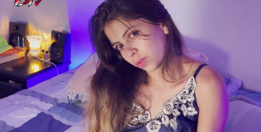 Victoria Smith TV: 我让我的室友帮我做一些不平凡的事情，这种情况发生了...完全视频在 sheer