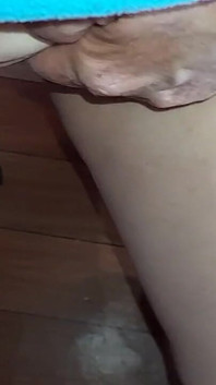 Aku mergokin ibu tiriku merekam video bokep di bawah meja