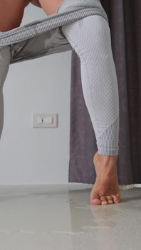 Disperata pisciare in leggins sportivi dopo l'allenamento