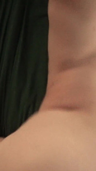 第一人称视角：你的女朋友帮助你在漫长的一天后放松