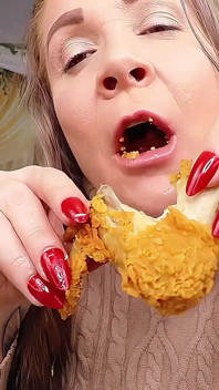 ミス・ホイットニー・モーガン:フライドチキンを食べるASMR