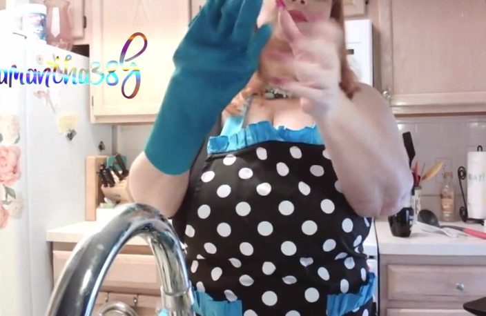Samantha 38G: Samantha 38g Washing dishes in new polka dot apron