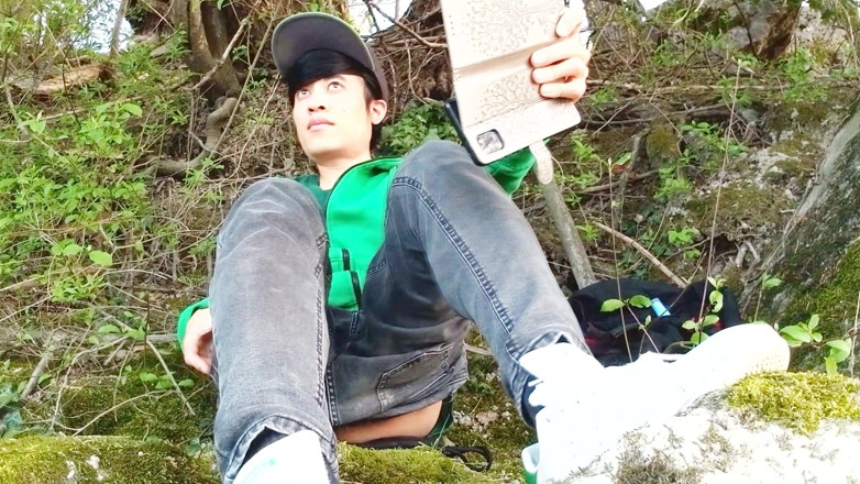 Jon Arteen: Gay twink imut ini mergokin cowok berondong lagi masturbasi berisiko...