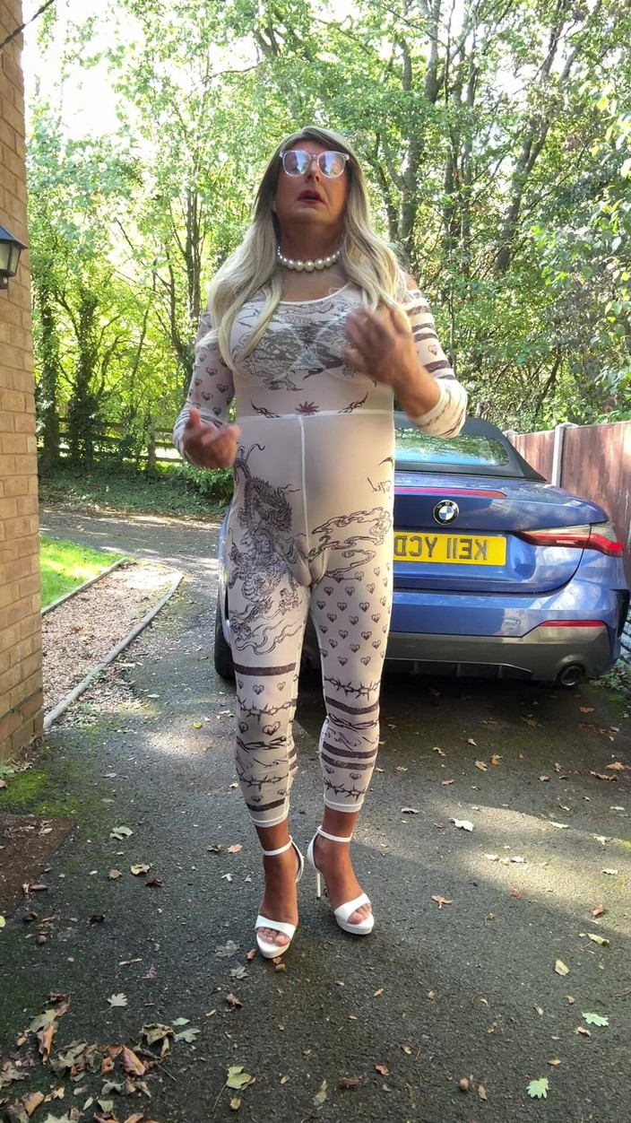 Kellycd2022: 穿着性感的白色连裤和高跟鞋的性感 Crossdresser Kellycd2022