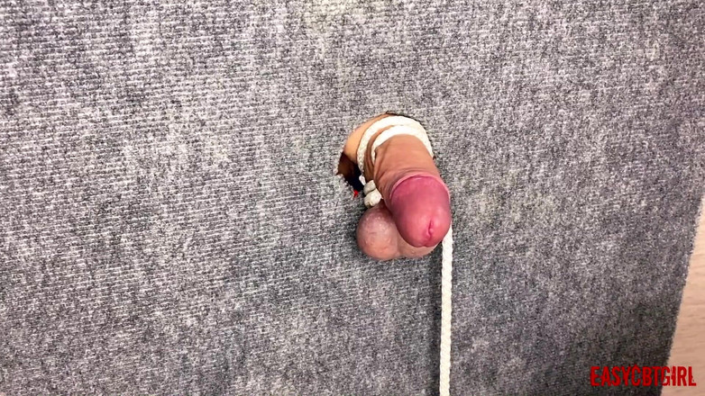 AnnyCandyPainboy: ミストレスは、奴隷のコックとボールに負荷をぶら下げてしっかりと縛りました。