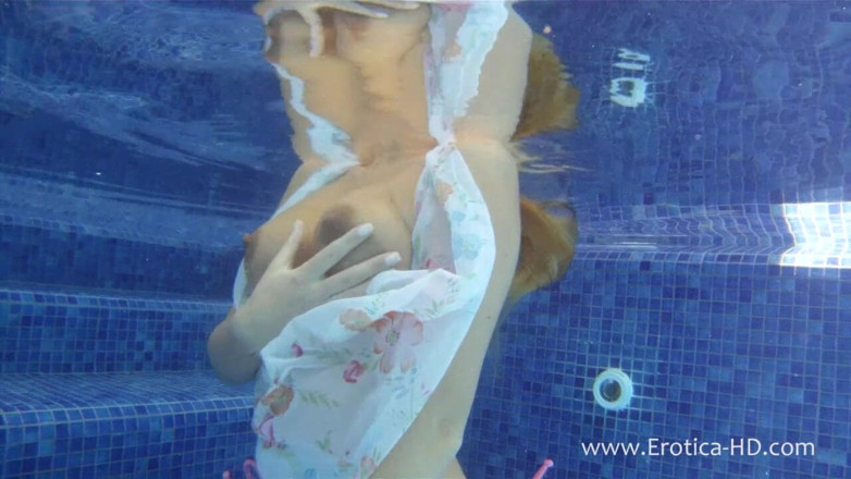Erotica HD: Su bebeği Eva Antonyia, deniz kızı!