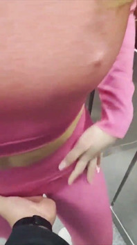 통통한 팬이 공원에서 페루 여배우의 보지를 우유로 채우다