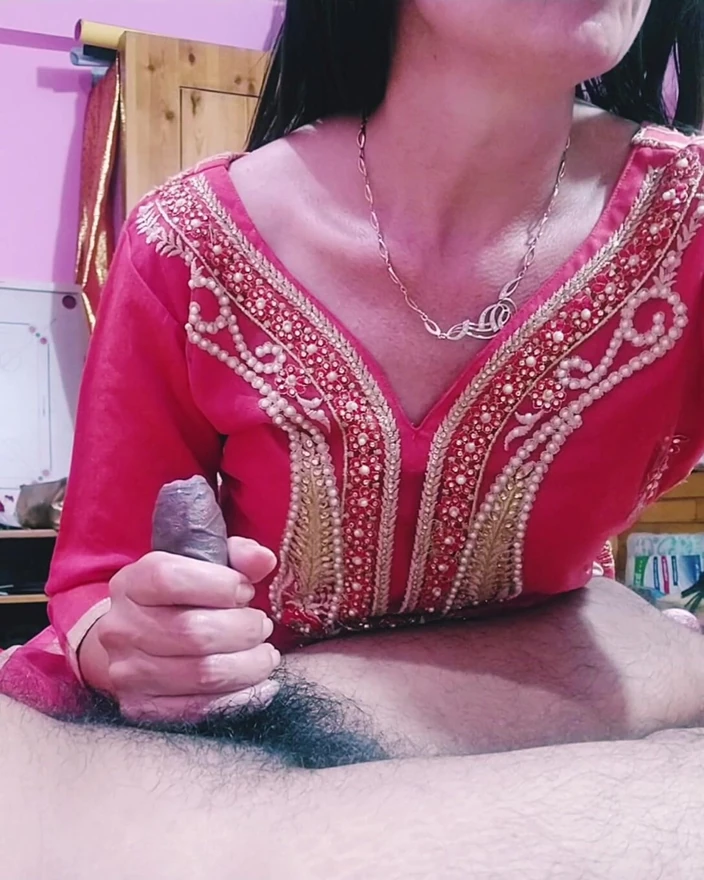 Bolly Karma: Tante sange ini pengen dientot habis-habisan sama kontol raksasa pria...