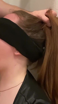Harter tiefer oralsex, eine schönheit in den mund gefickt!