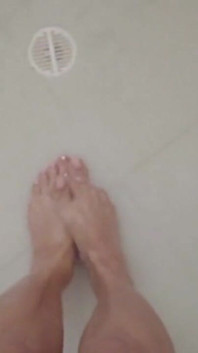Piedi sexy sotto la doccia