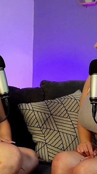 2 MENINAS LATINAs comem os PEITÕES umas das outras no final do podcast