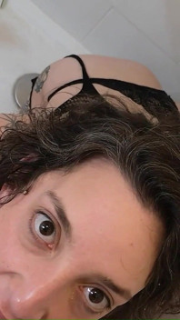 Ele me lavou com seu mijo e eu bebi