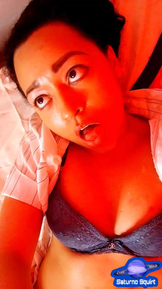 Saturno Squirt: Squirt Squirt je velmi vzrušená masturbuje její chlupatou kundičku, hodně...
