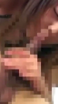若いアジア系妻がドギースタイルで深く突かれる