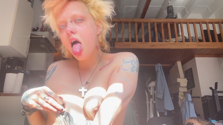 Glitterqueen1999: Goth mädchen in der sonne, nasenfetisch, nase reiben, schweinenase