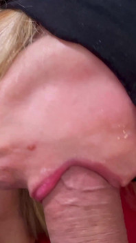 Üvey anne Fransız orta yaşlı seksi sürtük ağzı dölle doldurmayı teklif ediyor yarak derin gırtlak yutuyor ve fahişe gibi salya akıtıyor