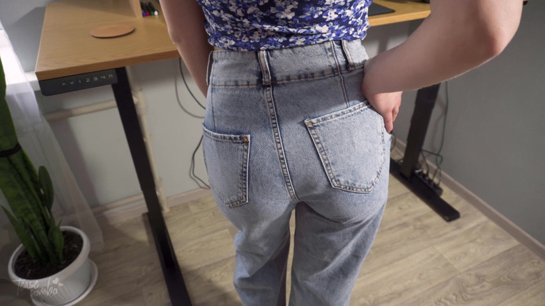 Teasecombo 4K: Secretaria milf en jeans de alto weist provoca su bonito...