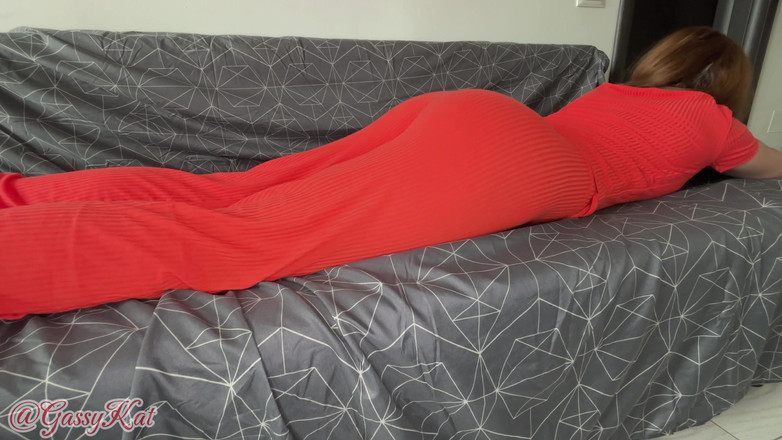 GassyKat: Il vestito rosso sexy fa una tempesta di scoreggia sul...