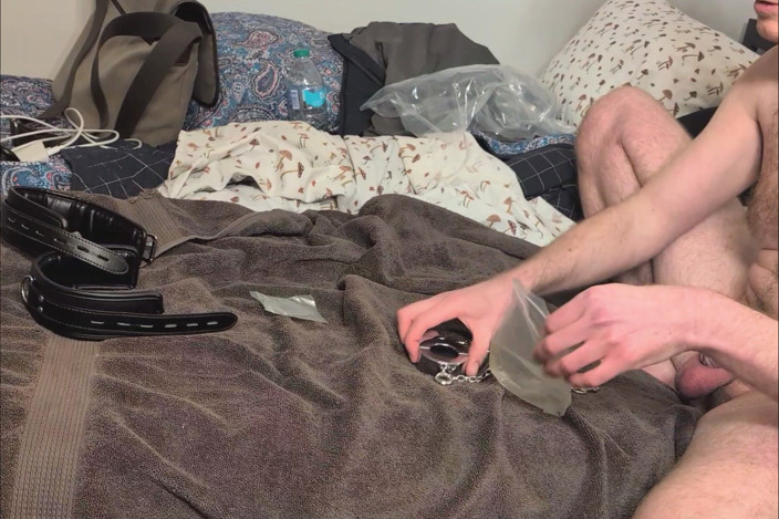 ChastitySub: Eiertrage mit Knöchelfesseln