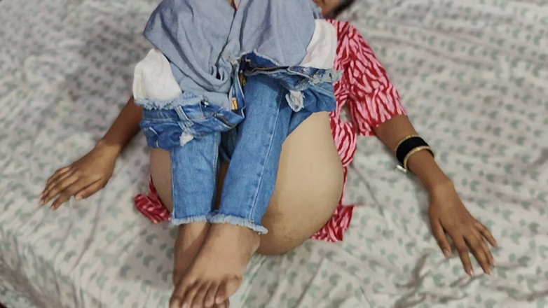 KavitaBhabhi: 여친의 영상이 녹화되어 친구에게 보여질 것이고, 이 말을 듣고 나서, 여친은 섹스를 하기 위해 모든 한계를 넘었습니다.
