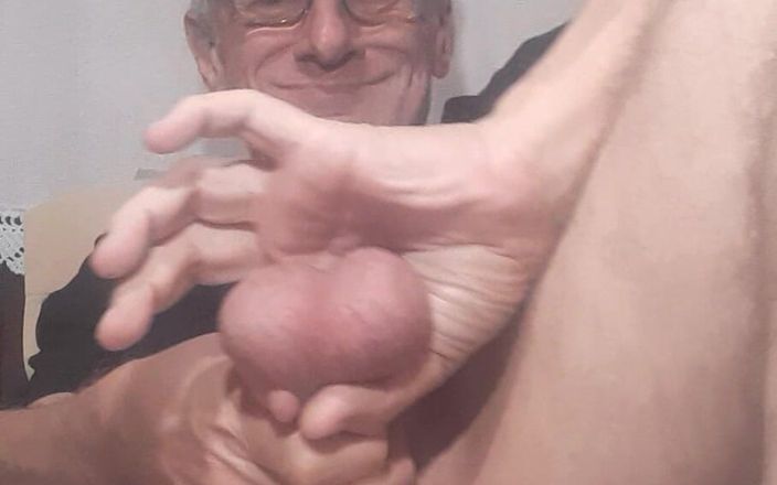 Big uncut hard cock: Zde je návod, jak děrovat facku a mačkat velké koule...