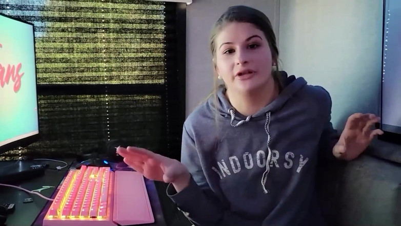Liddy Tyler: Cuckold zit thuis terwijl zijn vrouw haar vriendje pijpt buiten...