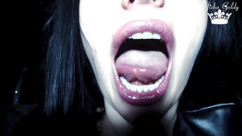 Goddess Misha Goldy: Xuất tinh bên trong cổ họng của phù thủy gợi...