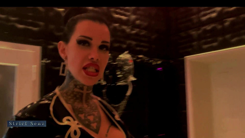 Strict Senz: Slečna Alessa Milano Bičuje Roztaženou Černou Bílou Singletail Suite 13 Min