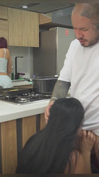 MILF Desiderosa Di Cazzo, Viene Scopata Davanti Alla Figliastra in Cucina