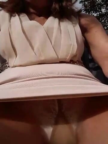 Fetish and domination: Regarde sous ma chemise