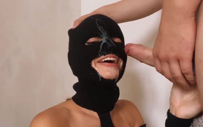 AnGelya G: Cewek sange ini lagi asik nyepong kontol sampai wajahnya dicrot...